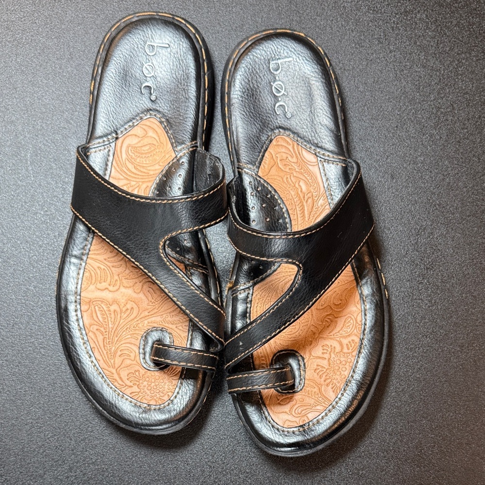 b.o.c. Women's Black and Tan Sandals